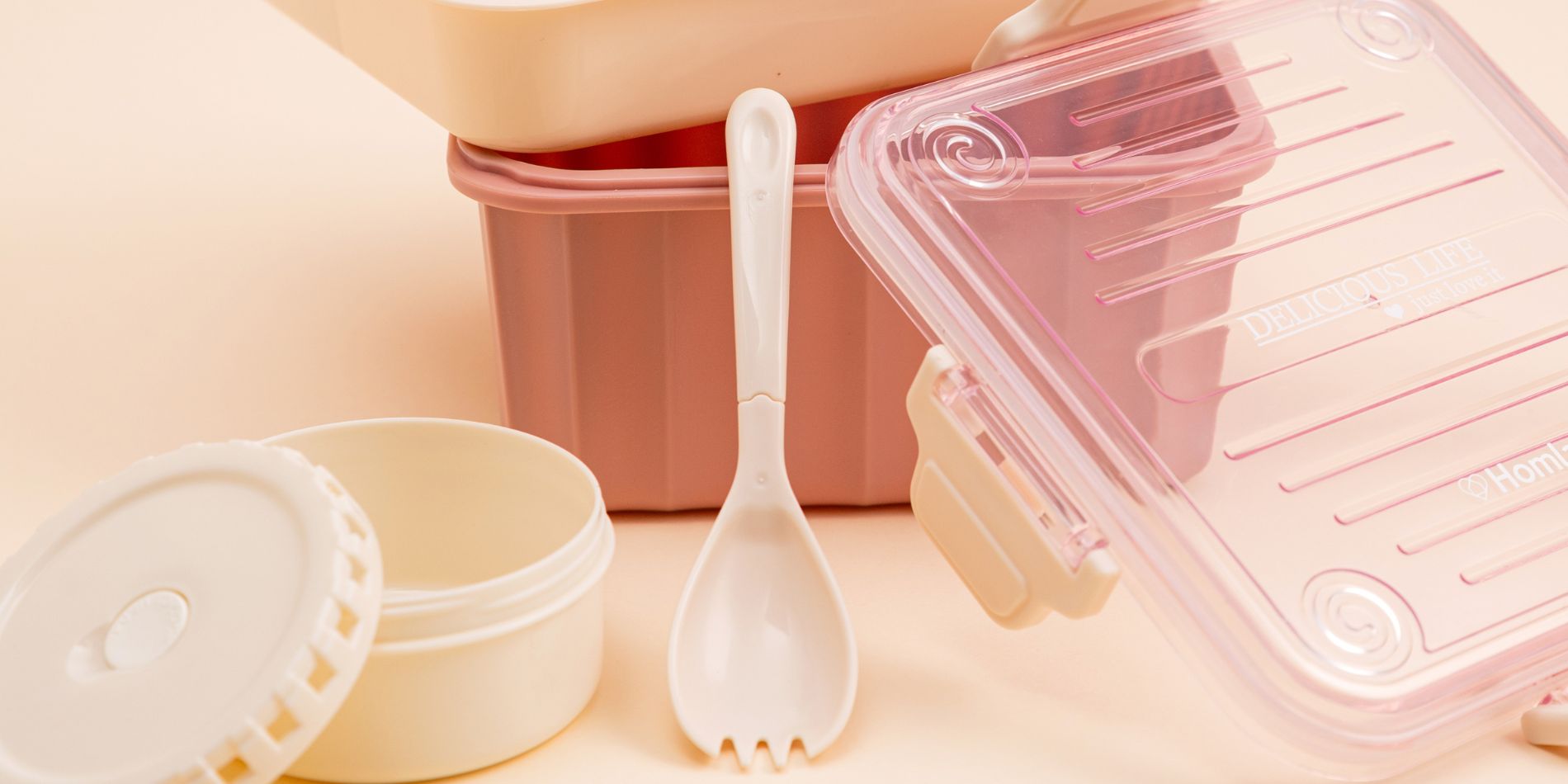 back to school - zestaw do szkoły lunchbox różowy_ obraz zawiera elementy wygenerowane przez AI