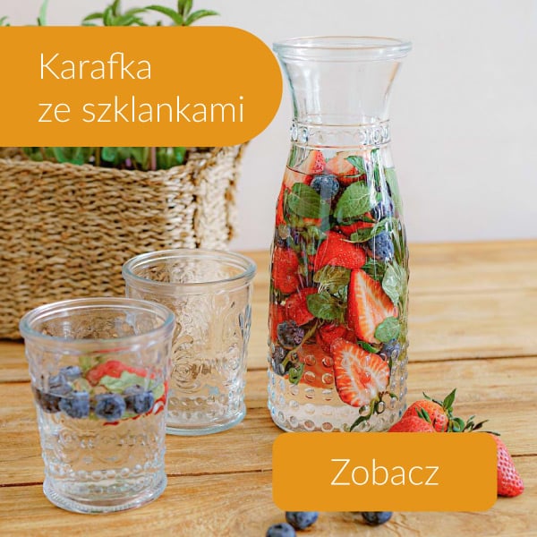 Karafka ze szklankami i wodą